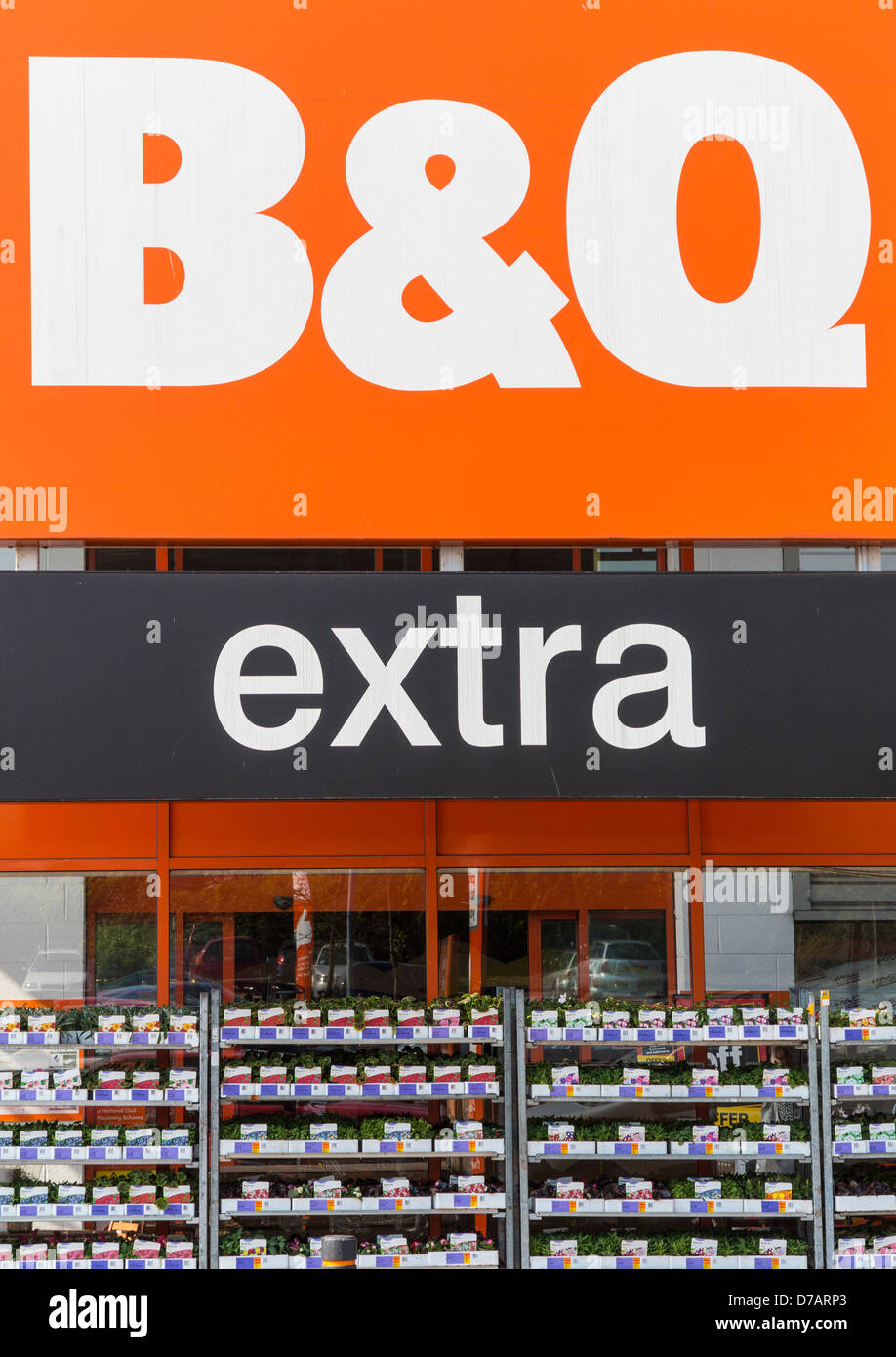 B & Q Extra Ladenfront in Exeter, Devon, England Stockfoto