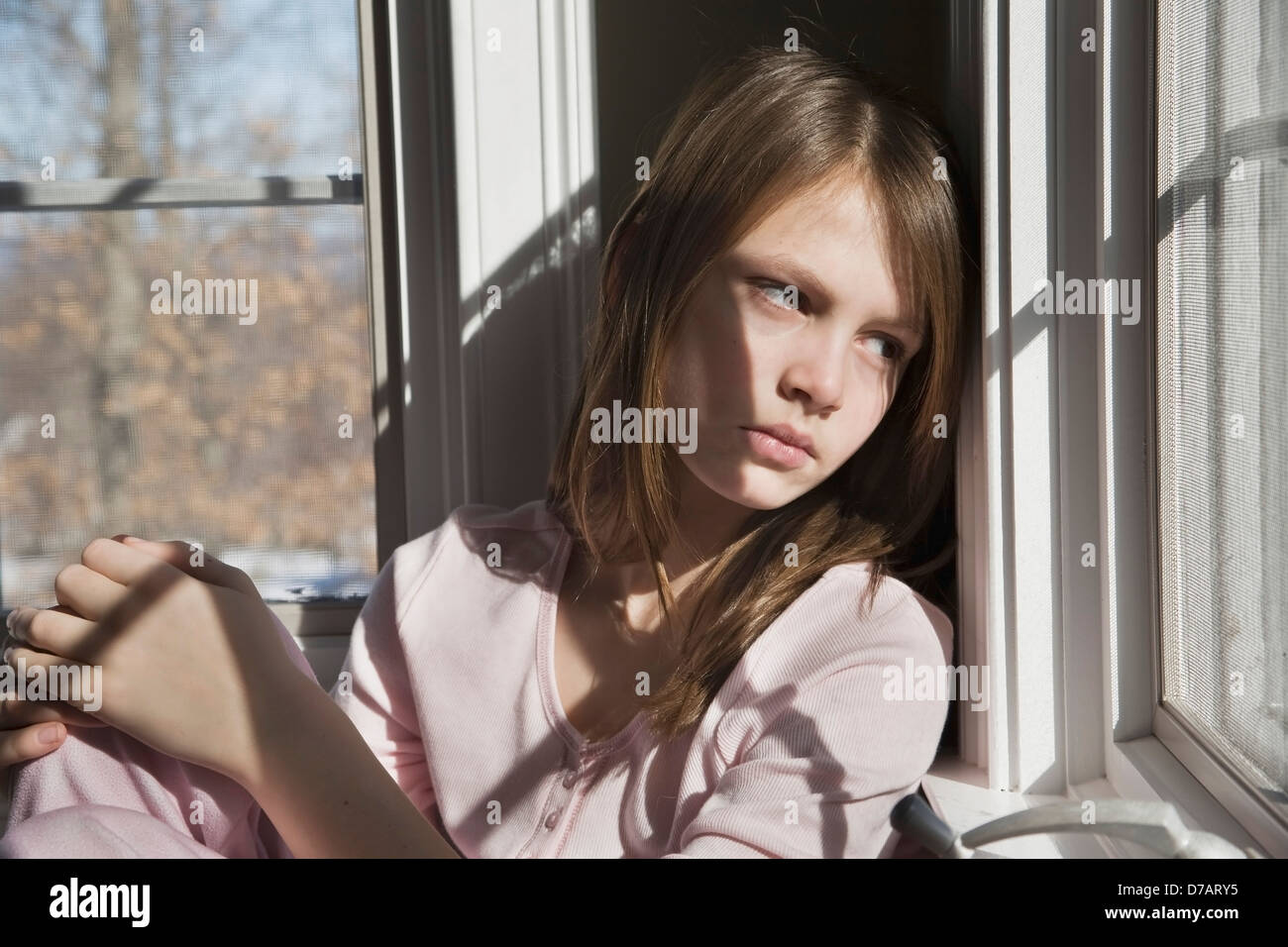 Preteen Mädchen am Fenster sitzen. Stockfoto