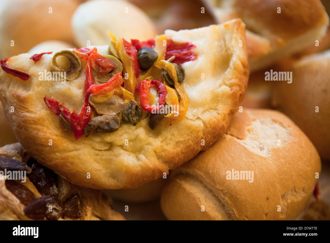 herzhafte Kuchen mit Oliven und Brot Stockfoto