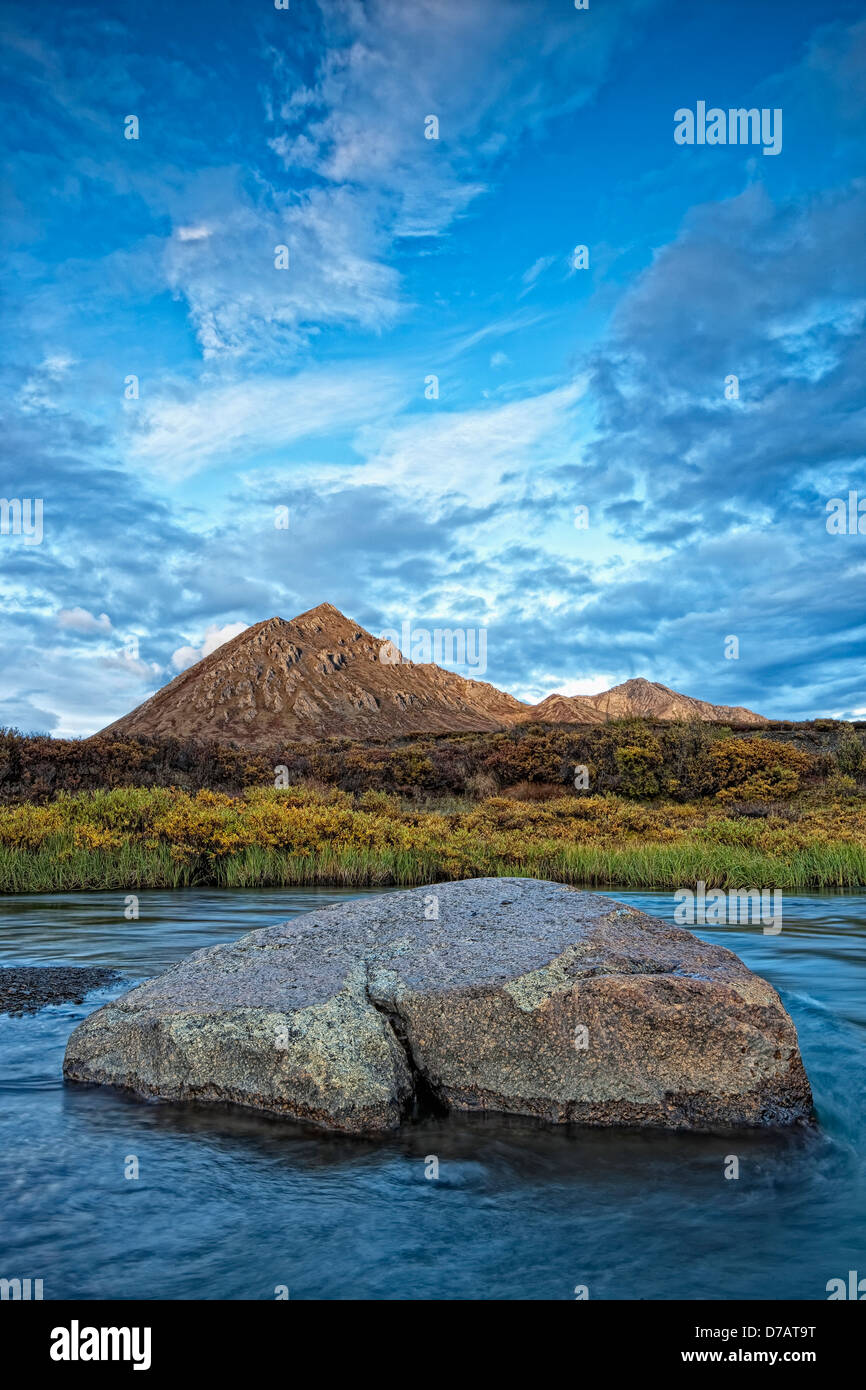 Abendlicht schlagen Anglecomb Peak und Blackstone River entlang Dempster Highway; Yukon Kanada Stockfoto