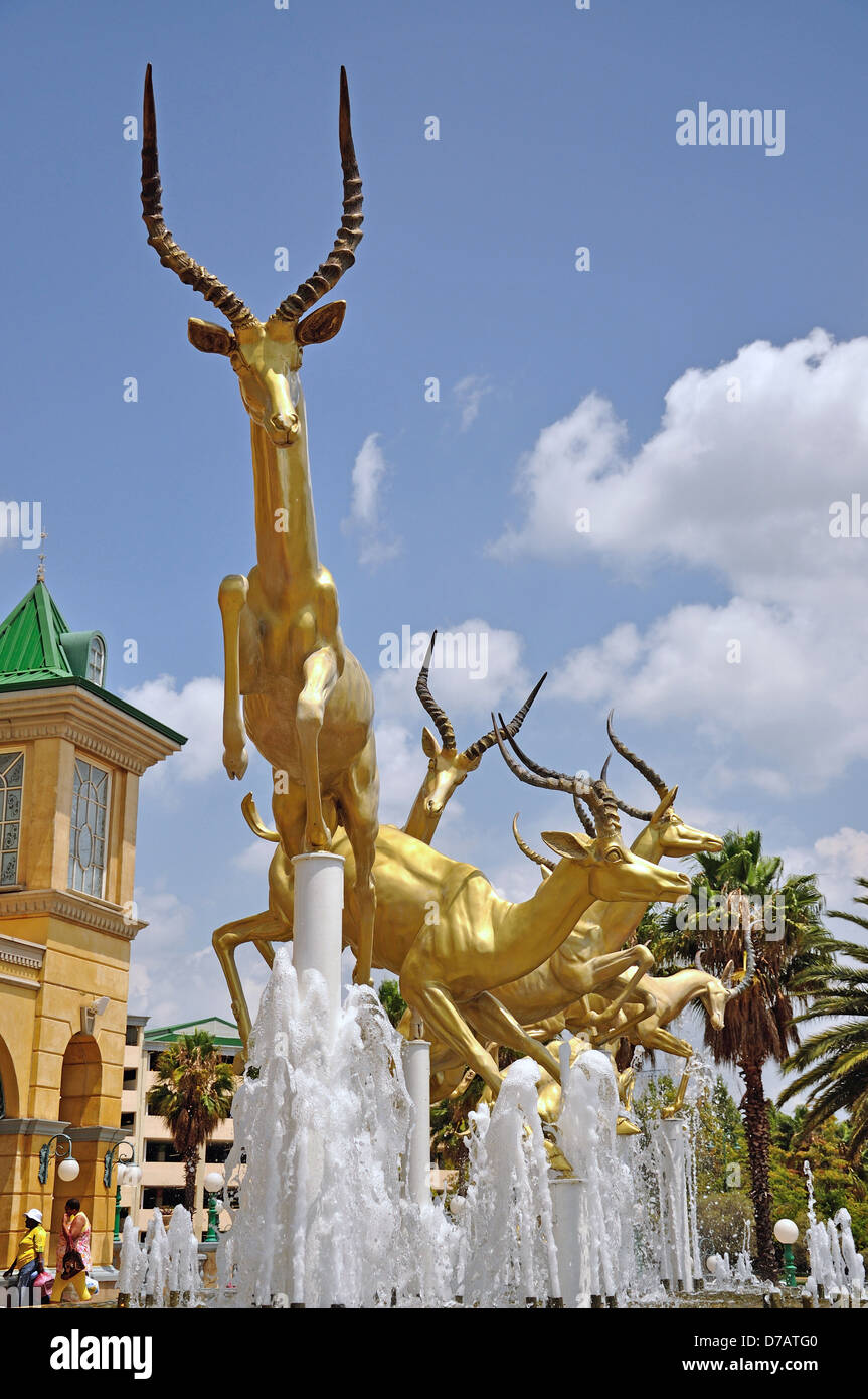 "Springen Impala" Eingang Brunnen im Gold Reef City Casino, Johannesburg, Provinz Gauteng, Südafrika Stockfoto