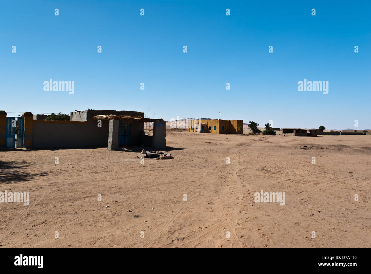 Vorbei an einem kleinen Dorf in der Nähe von Sedeinga auf dem Weg zum Soleb, ist eine kleine Moschee sichtbar im Hintergrund, Nord-Sudan Stockfoto