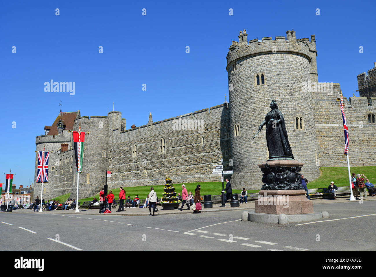 Mauern von Schloss Windsor und Statue von Königin Victoria, High Street, Windsor, Berkshire, England, Vereinigtes Königreich Stockfoto