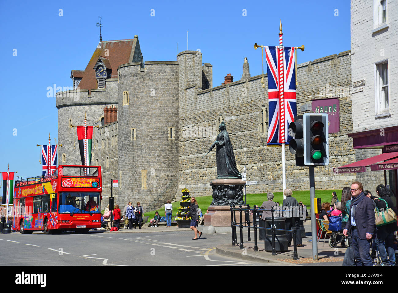 City Sightseeingbus von Mauern von Schloss Windsor, High Street, Windsor, Berkshire, England, Vereinigtes Königreich Stockfoto