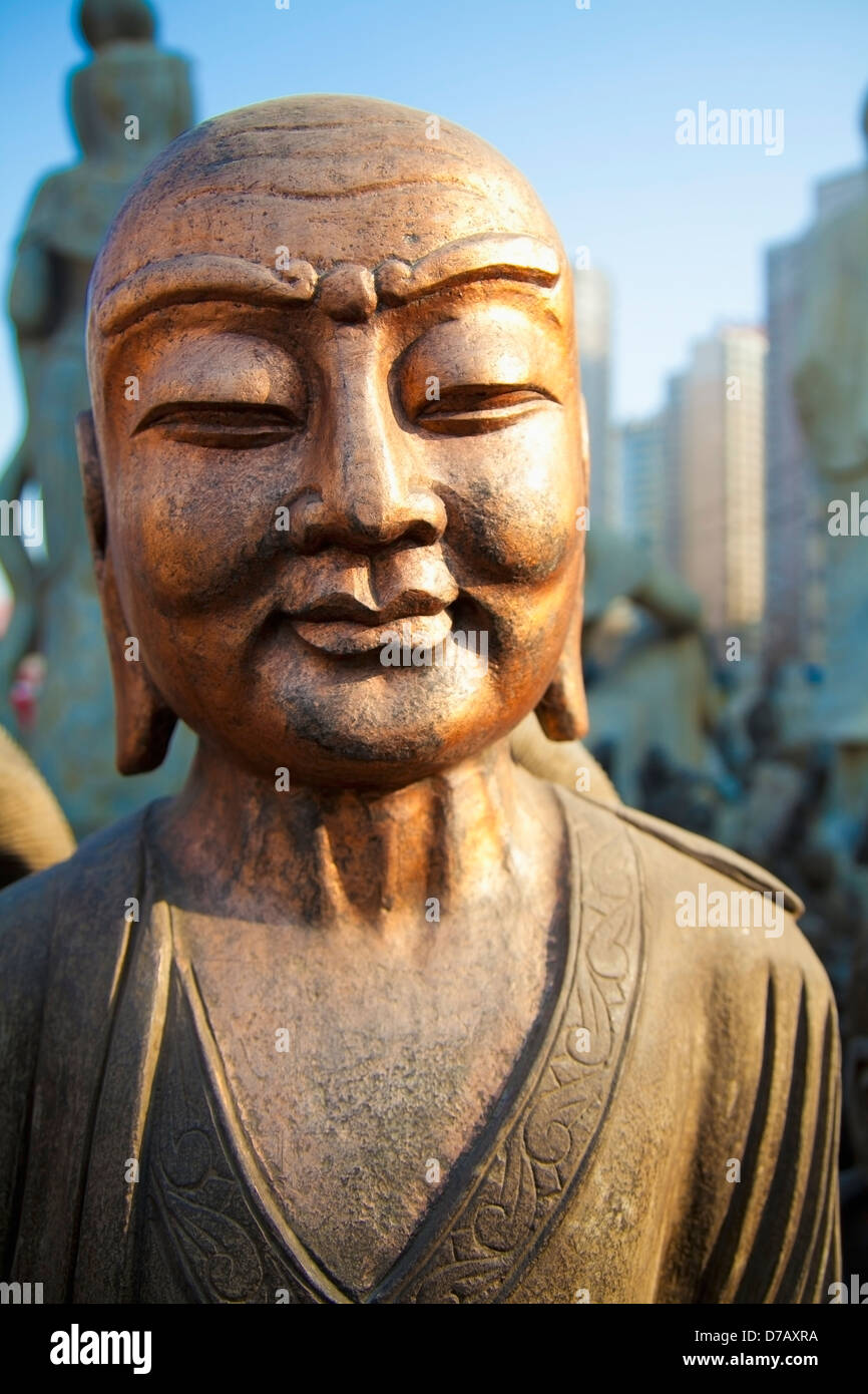 Bronze konfrontiert Buddha-Statue im warmen Licht leuchten; Peking China Stockfoto