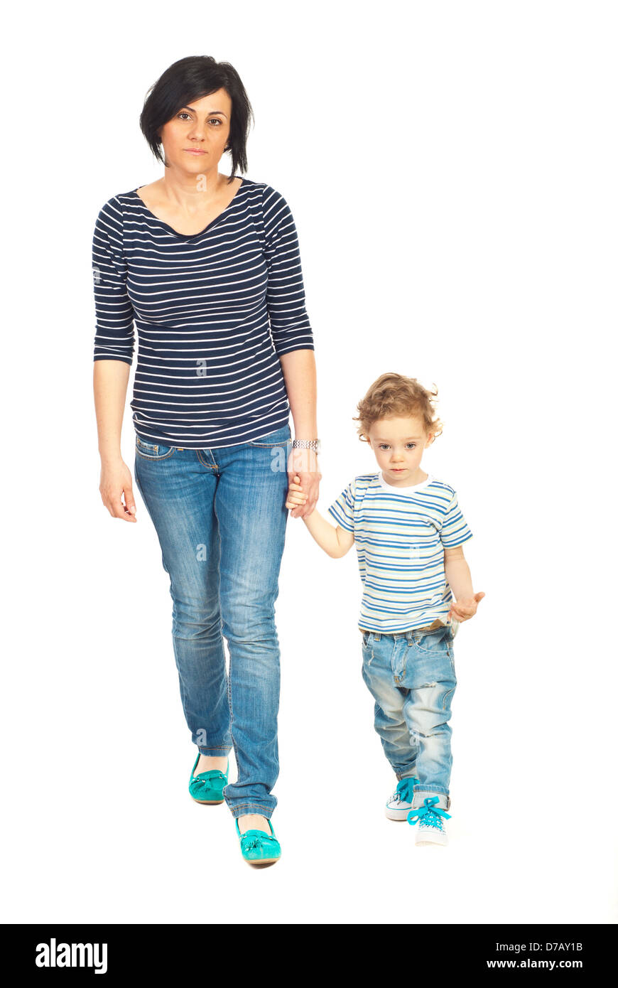 Mutter und Sohn gehen gemeinsam und Hand in Hand isoliert auf weißem Hintergrund Stockfoto