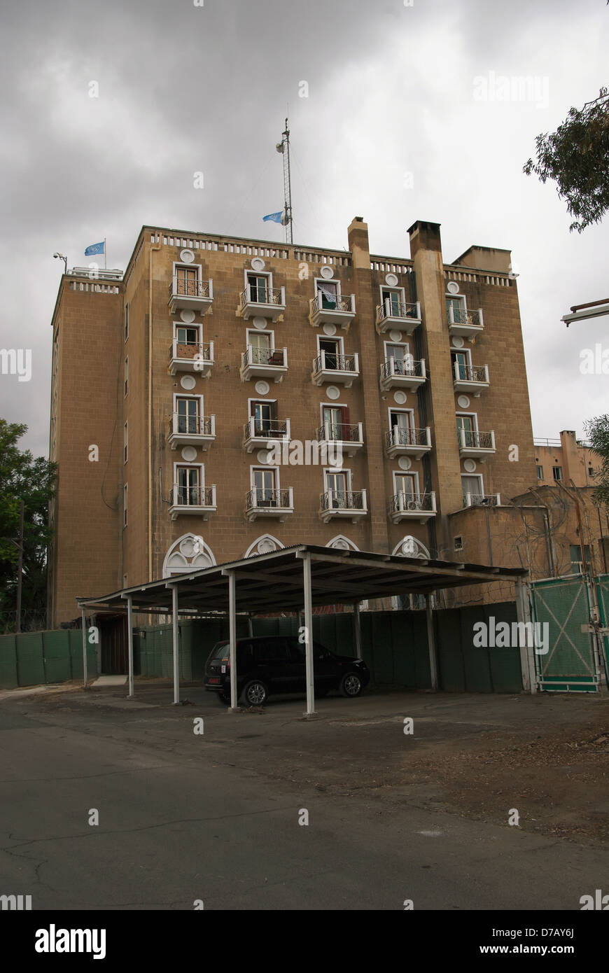 Ledra Palasthotel jetzt UN-Gebäude hinter Stacheldraht Draht; Nicosia Zypern Stockfoto