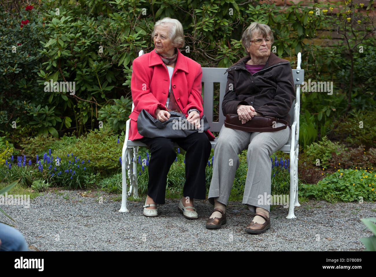 Ältere Frauen auf einer Bank Stockfoto