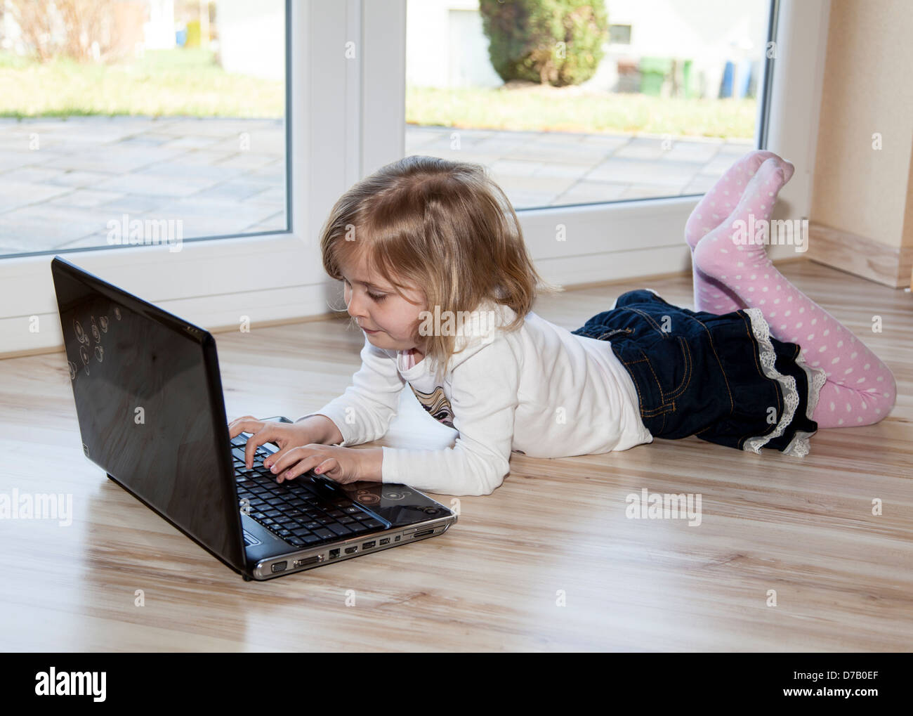Kind mit laptop Stockfoto