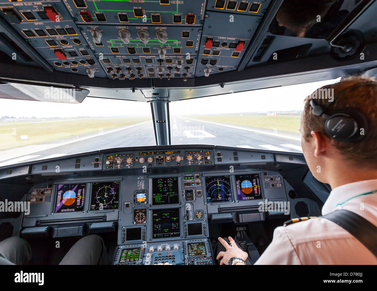 Blick vom Cockpit auf Airbus 320 von Flughafen Dublin Stockfoto