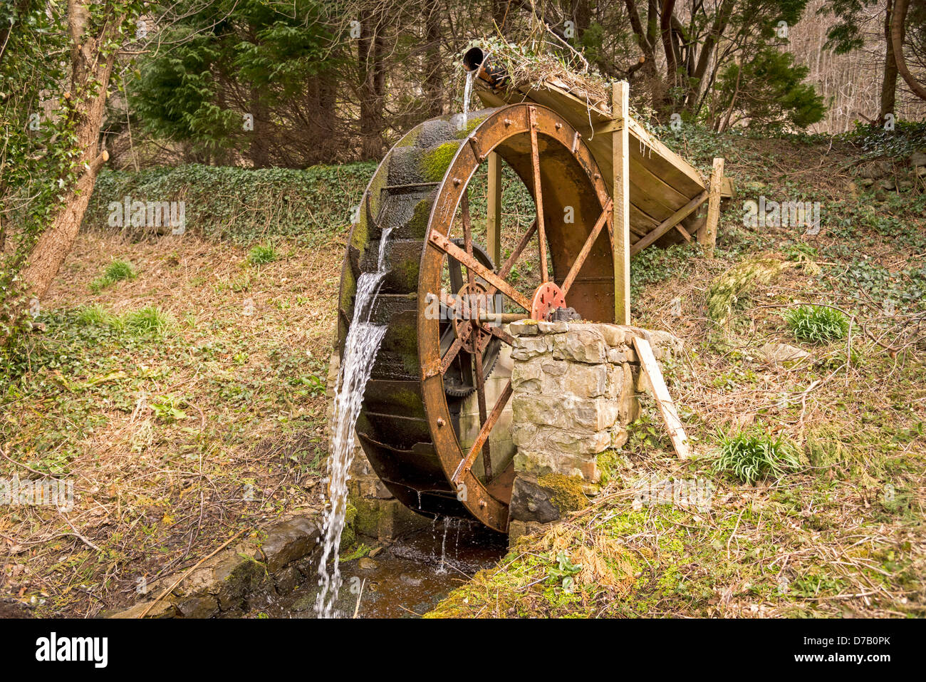 Eine alte Wasserrad als ein Kunst-Feature in Nord-Wales. Stockfoto