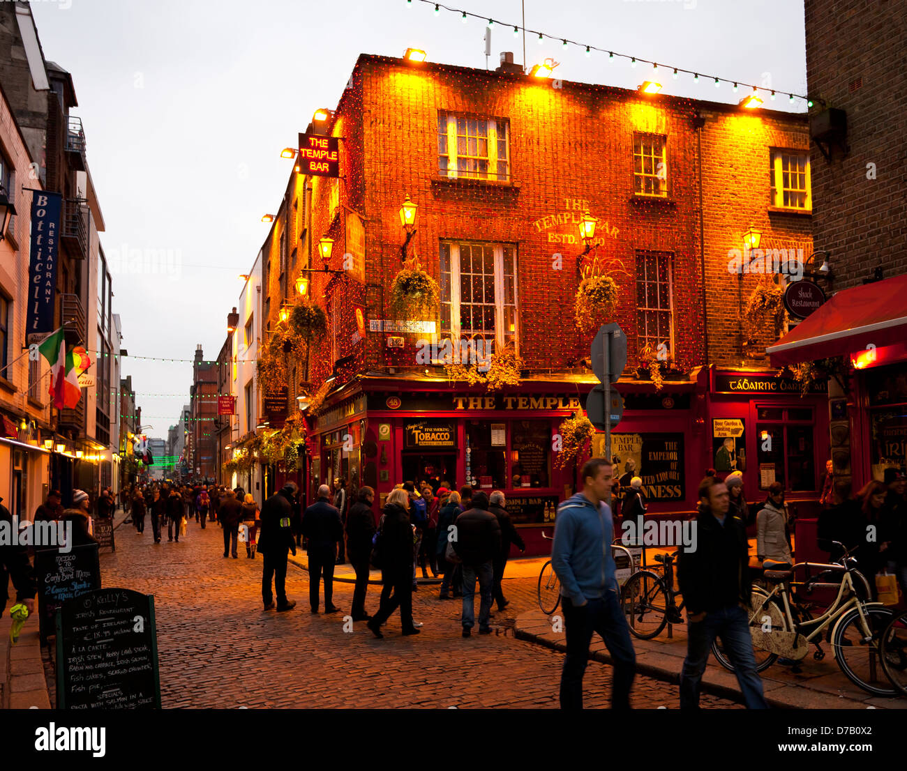 Temple Bar Pub und Restaurant in der Abenddämmerung Stockfoto