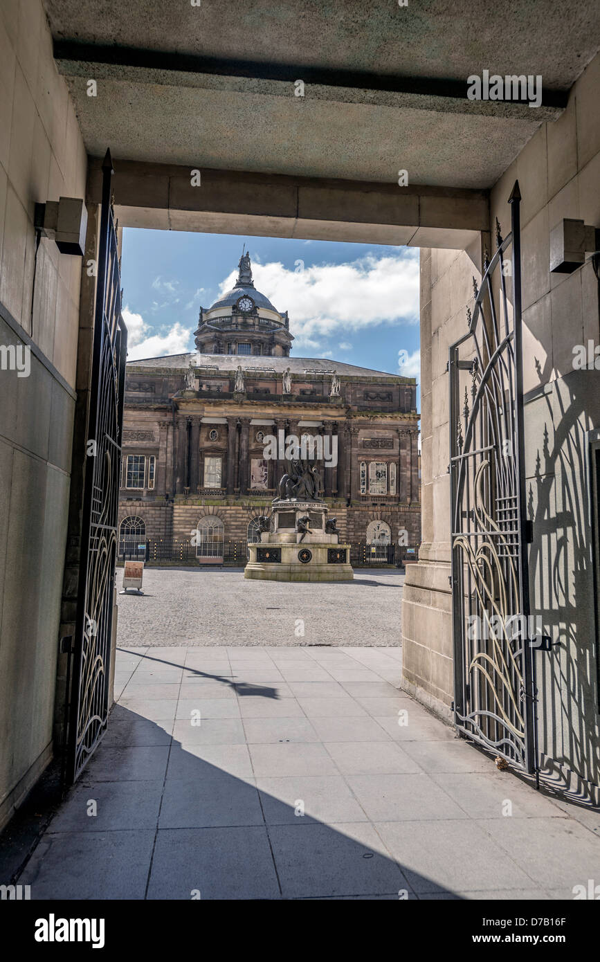 Liverpool Town Hall über den Bereich lokal bekannt als Exchange-Fahnen zu sehen. Stockfoto