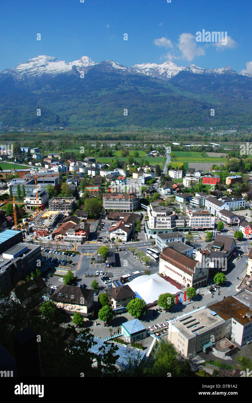 Blick auf Vaduz, Liechtenstein, mit Schweizer Bergen im Hintergrund Stockfoto