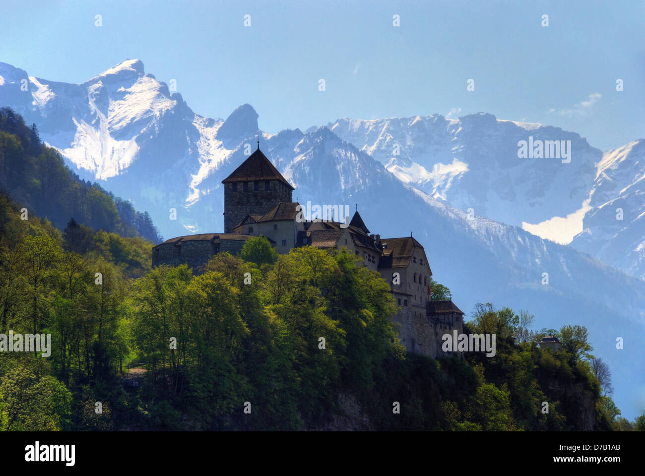 Vaduz Schloss Liechtenstein, mit den Alpen im Hintergrund Stockfoto