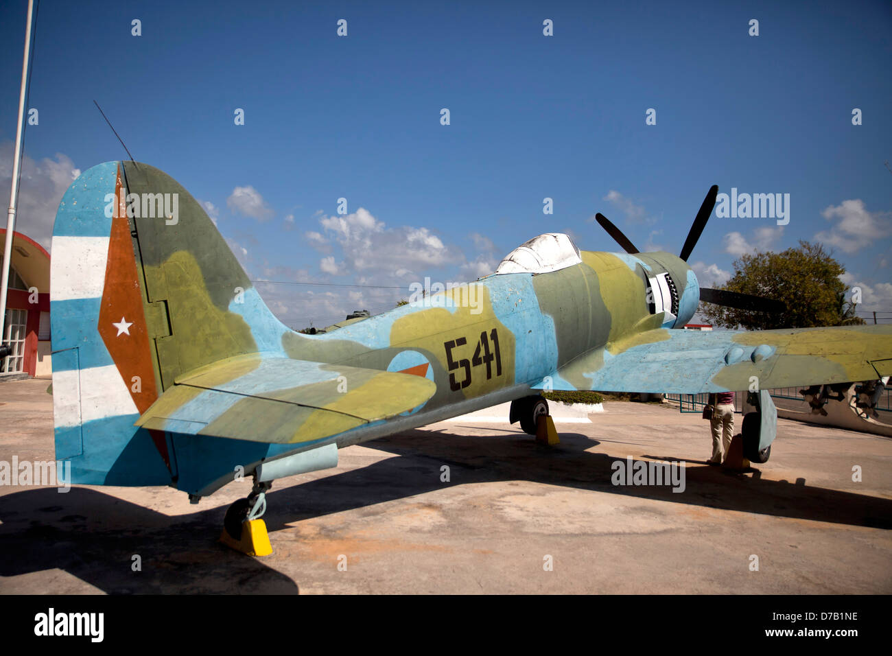 Kampfflugzeugen in kubanischen Nationalfarben im Playa Giron (Giron Strand) Museum in Bahia de Cochinos (Schweinebucht), Kuba, Stockfoto