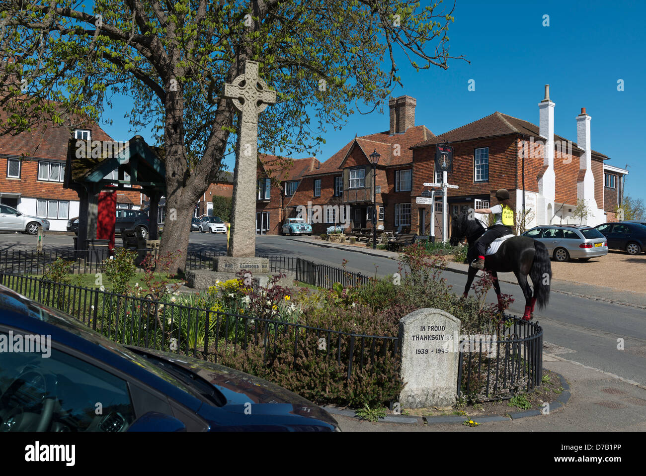 Reiterinnen und Reiter auf der High Street, Bollendorf Dorf. East Sussex. England Stockfoto
