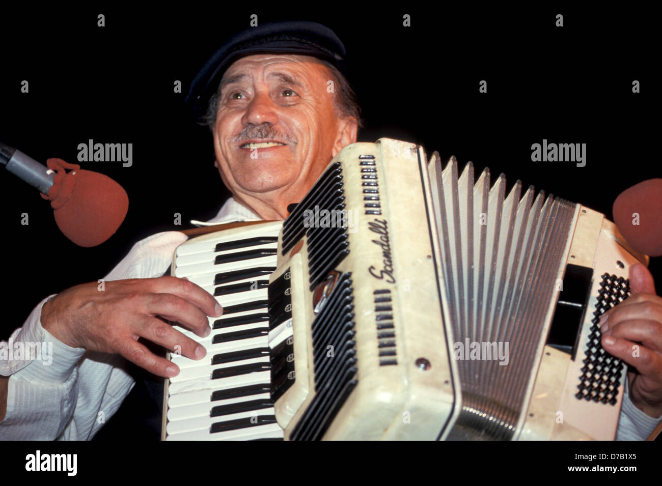 Musiker spielt das Akkordeon in die Kleizmer jüdische Volksmusikfestival Stockfoto