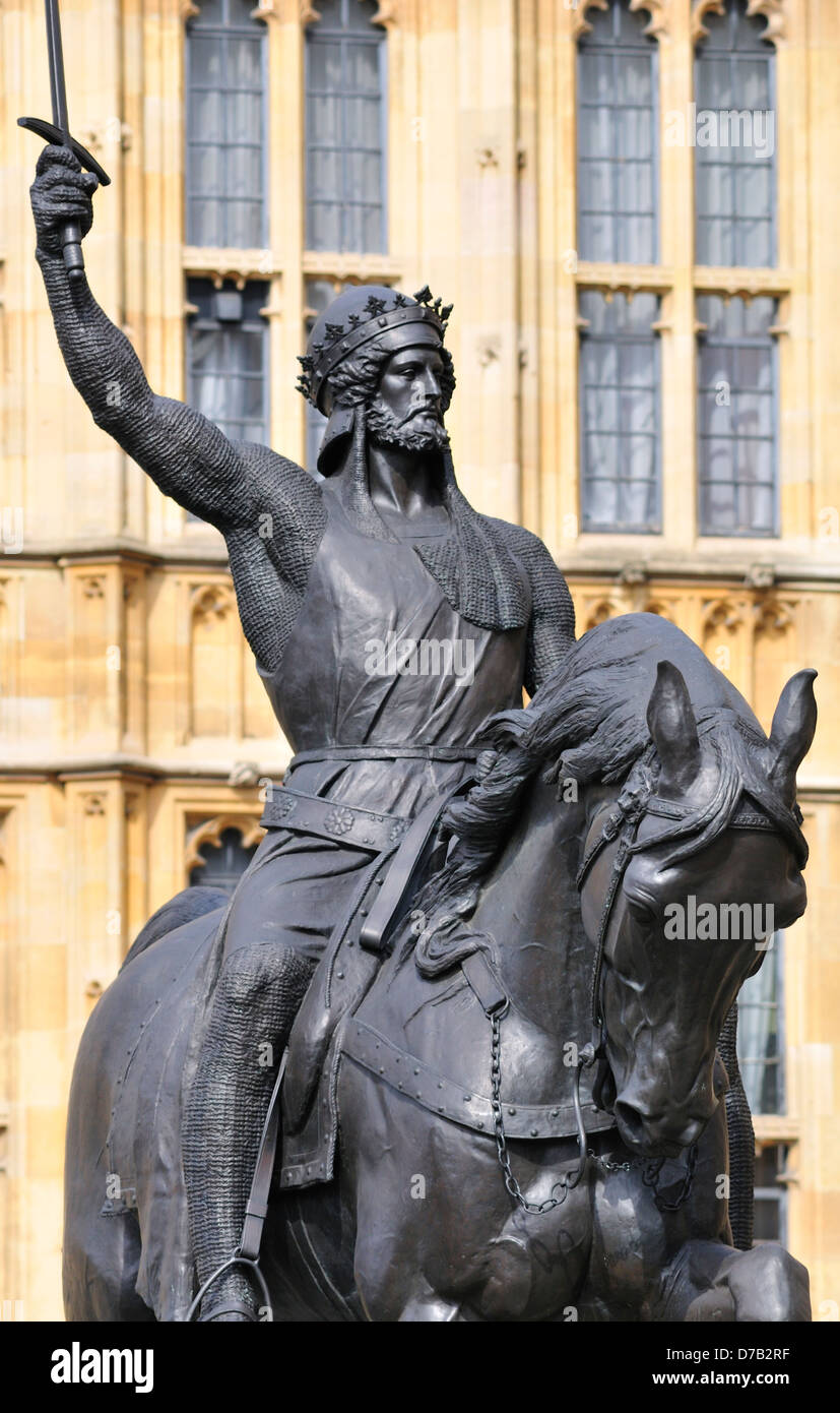 London, Großbritannien. Palace of Westminster / Houses of Parliament - Statue (1860 - Baron Marochetti) von Richard I. / Löwenherz (1157-99) im Alten Palasthof Stockfoto