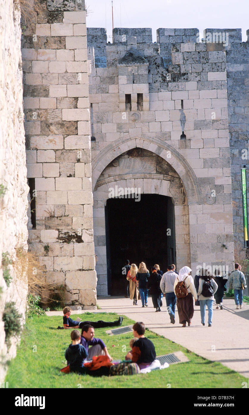 Familie entspannend auf dem Rasen in der Nähe von Jaffa-Tor, jerusalem Stockfoto