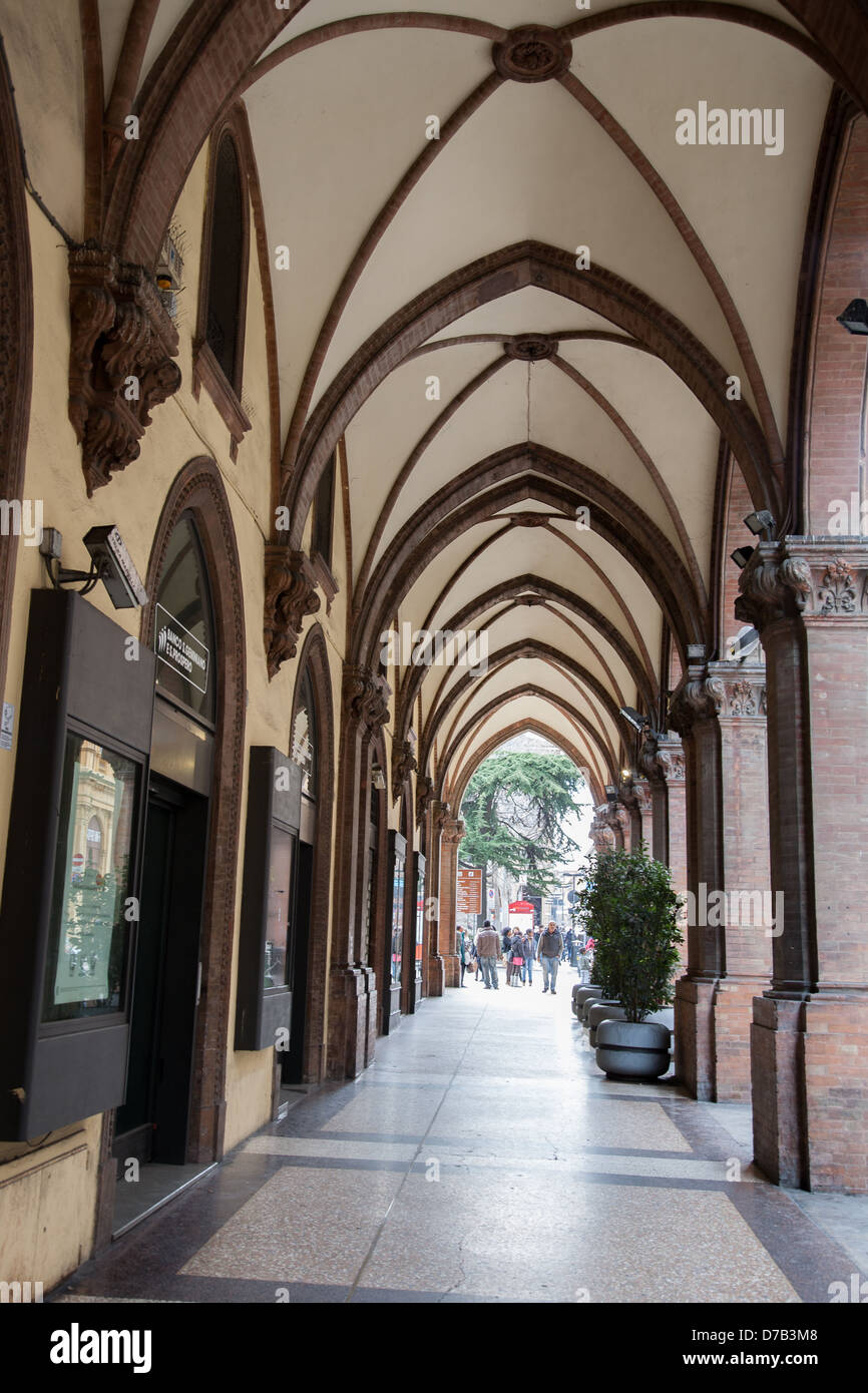 Shopping-Arkaden entlang Via Dell Indipendenza Street, Bologna, Italien Stockfoto