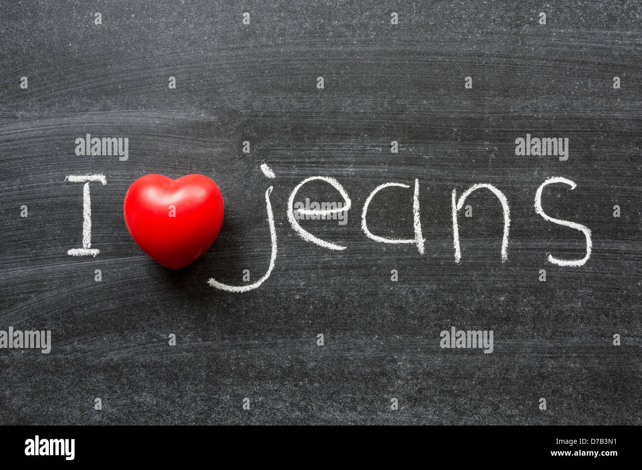 Ich liebe Jeans Ausdruck handschriftlich auf der Schultafel