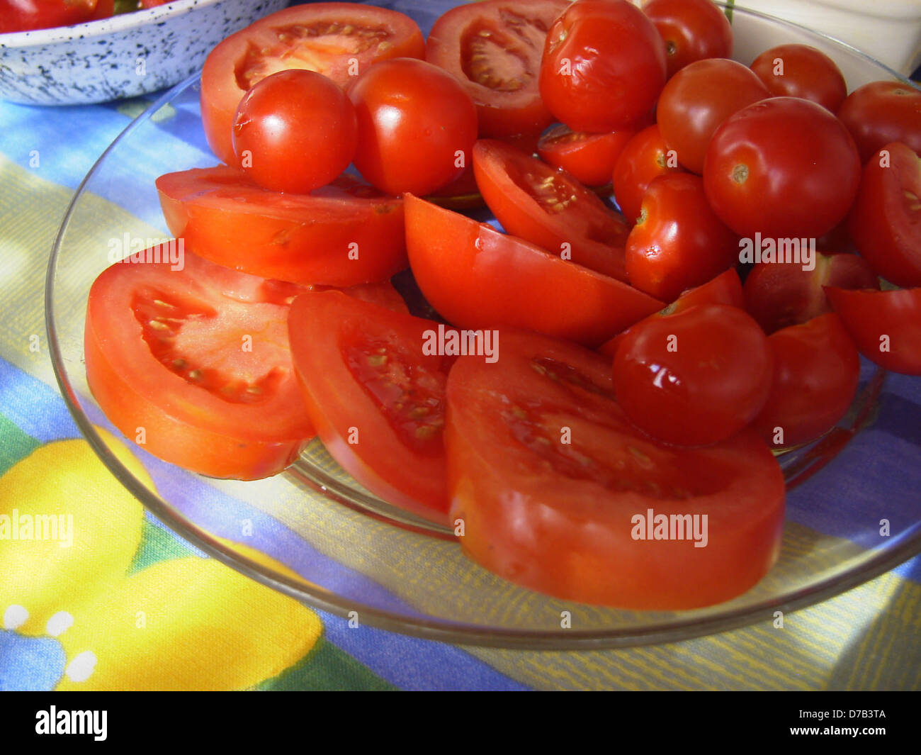 frische Tomaten zum Frühstück serviert Stockfoto