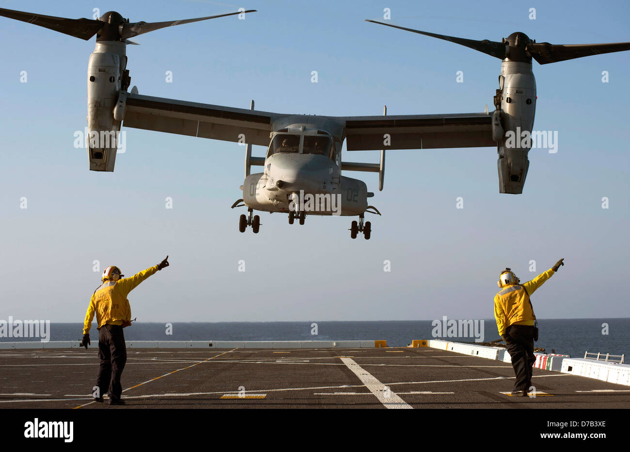 US Marine Aviation Bootsmännern Mates leitet der Start ein MV-22 Osprey kippen Rotor Flugzeuge auf dem Flugdeck der Amphibious Transport Dock Schiff USS Anchorage 24. April 2013 in den Pazifischen Ozean. Stockfoto