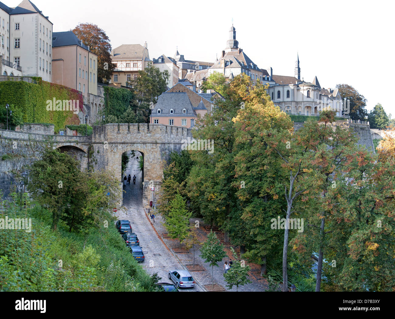 Blick auf die Häuser und Straßen der Unterstadt Grund, gesehen von der Corniche, Luxemburg, Europa Stockfoto