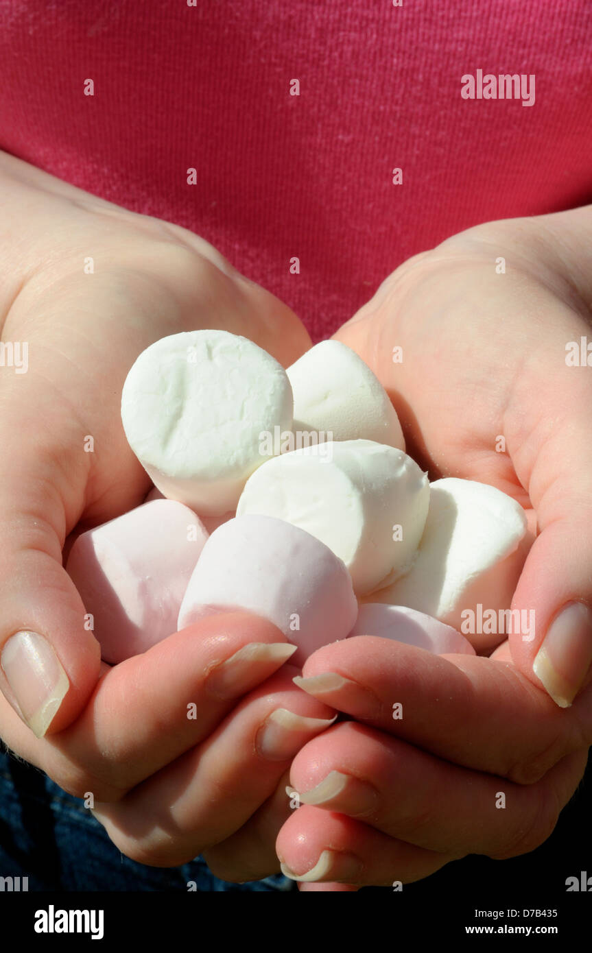 Nahaufnahme von Frau Rosa und weiße Marshmallows in den Händen halten Stockfoto