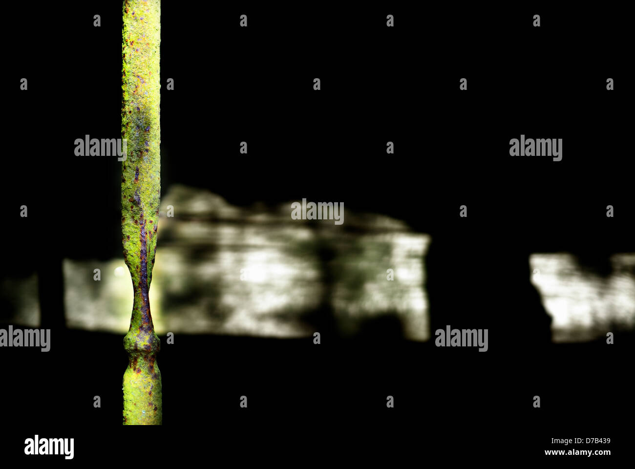 Eine gedrehte Stück Metall grün Stockfoto