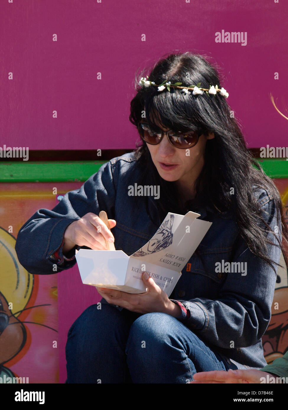 Frau Essen Fisch und Chips von Rick Stein Chippy, Padstow, Cornwall, UK 2013 Stockfoto