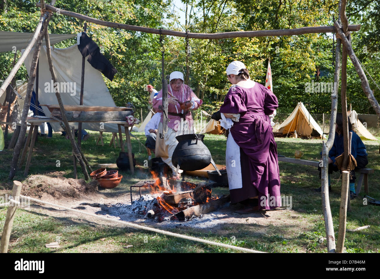 Frauen mit einem Kochtopf über dem Lagerfeuer, live-Rollenspiel vor dem Musée d ' Art Moderne Grand-Duc Jean, Luxemburg-Stadt, Stockfoto