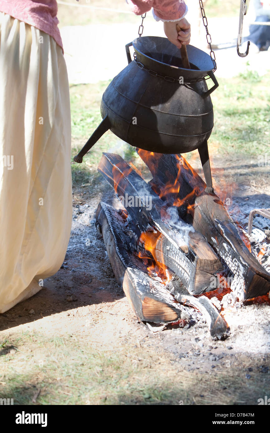 Frauen mit einem Kochtopf über dem Lagerfeuer, live-Rollenspiel vor dem Musée d ' Art Moderne Grand-Duc Jean, Luxemburg-Stadt, Stockfoto