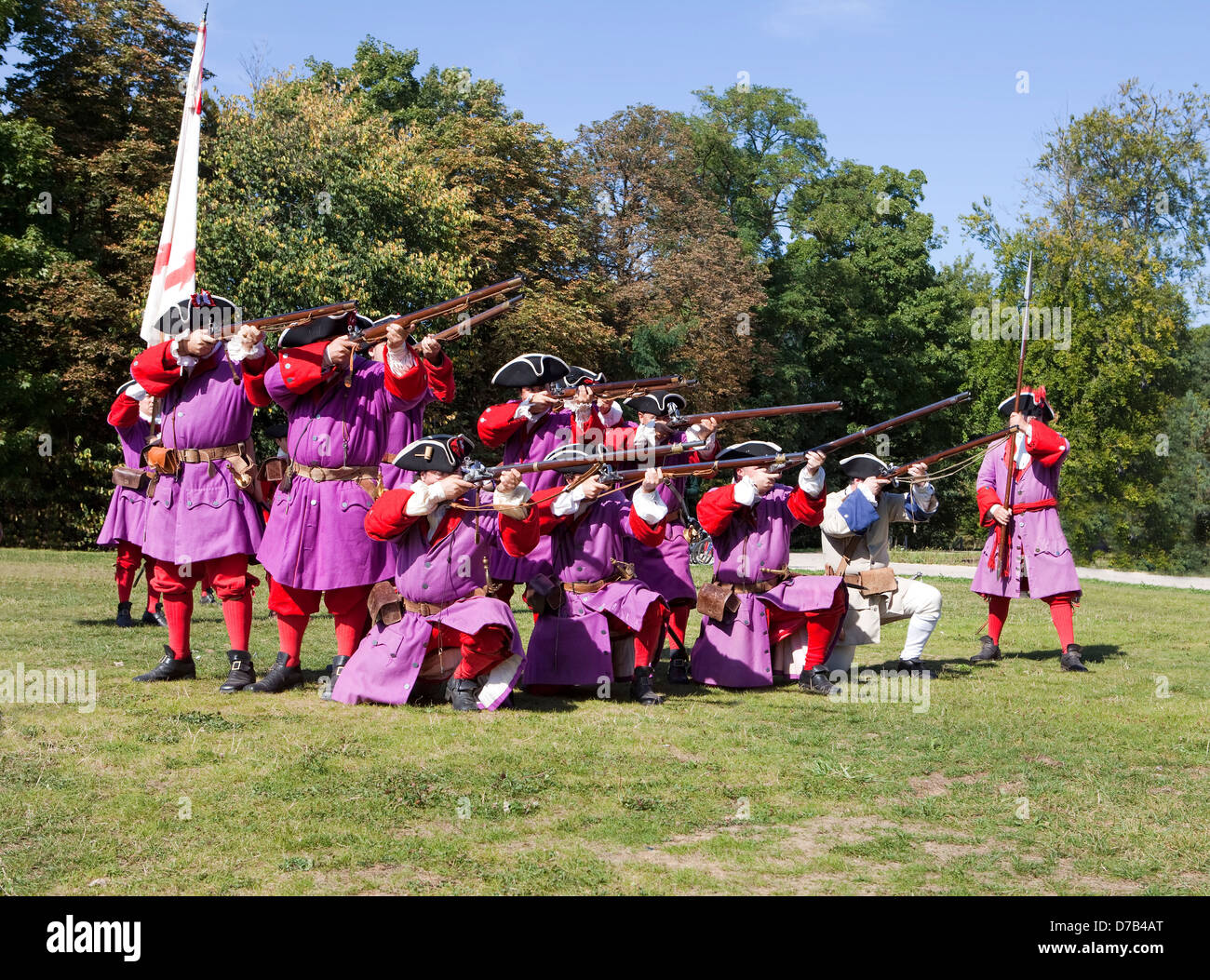 Soldaten schießen mit daumendicke Gewehre während einer live Rollenspiele, Musée d ' Art Moderne Grand-Duc Jean, Luxemburg-Stadt Stockfoto
