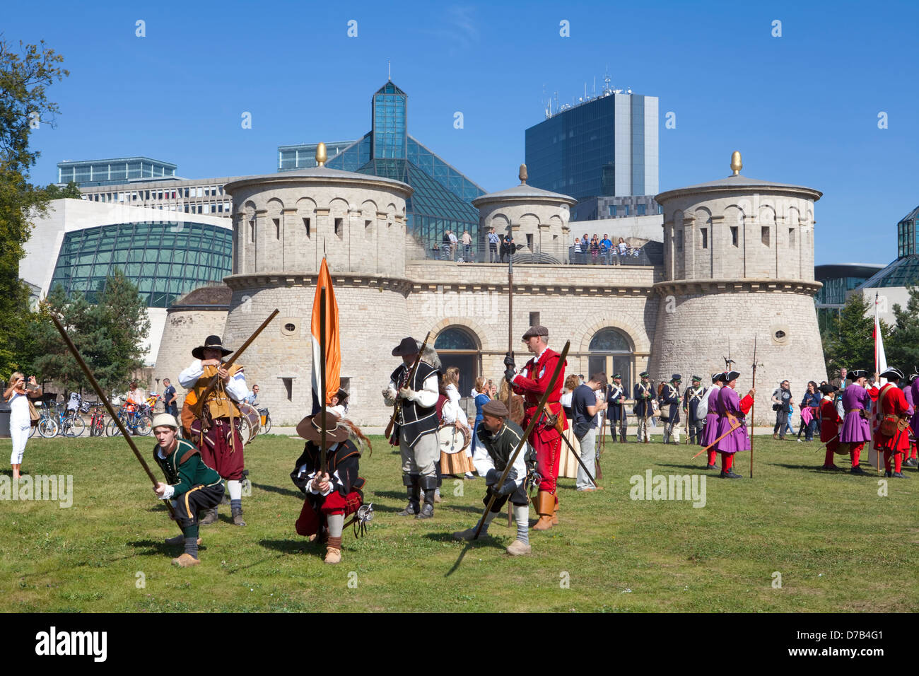 Soldaten während einer live Rollenspiel vor dem Musée d ' Art Moderne Grand-Duc Jean, Luxemburg-Stadt, Stockfoto