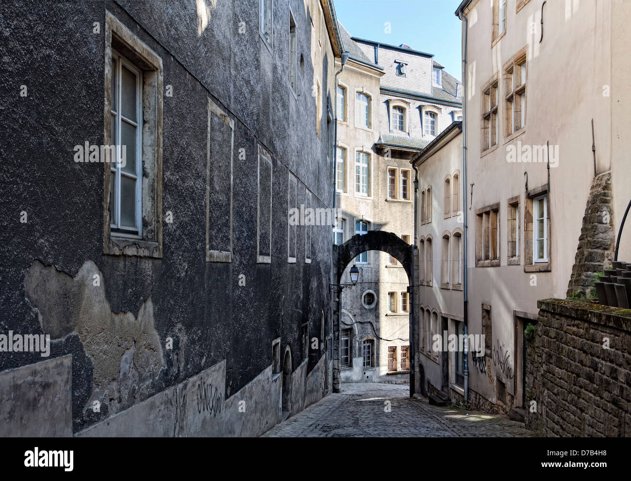 Straße mit Kopfsteinpflaster in der Altstadt von Luxemburg Stadt Stockfoto
