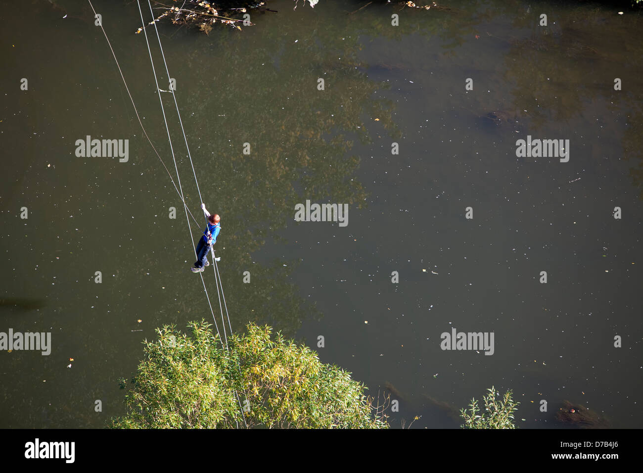 Ein Junge klettert über Fluss Alzette, Luxemburg, Europa Stockfoto