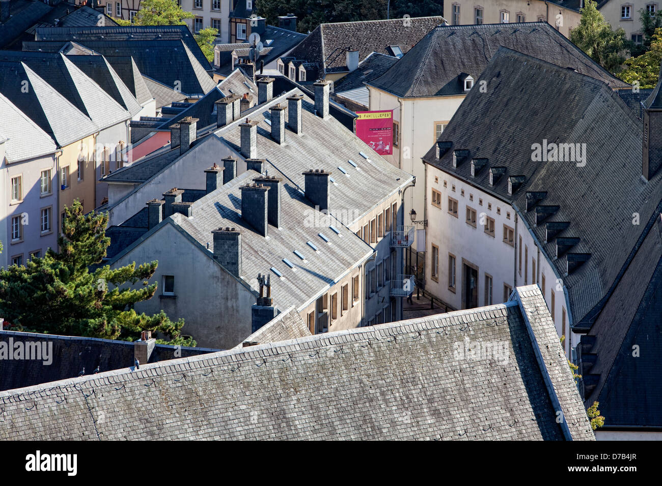 Blick auf die Häuser und Straßen der Unterstadt Grund, gesehen von der Corniche, Luxemburg Stockfoto