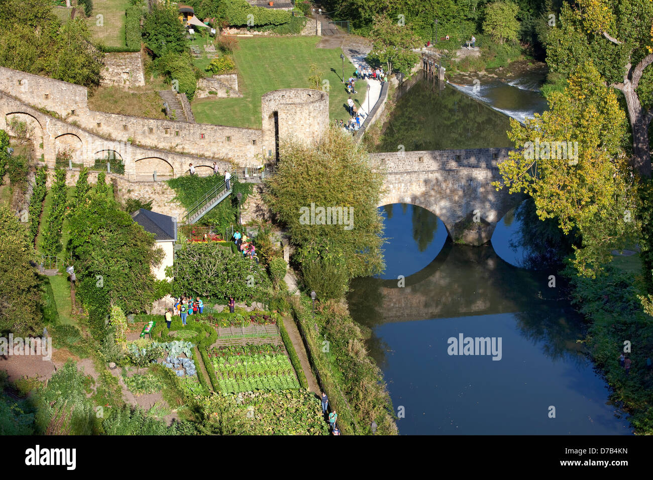 Blick von der Alzette mit Gärten, Grund, untere Stadt, Luxemburg, Europa Stockfoto
