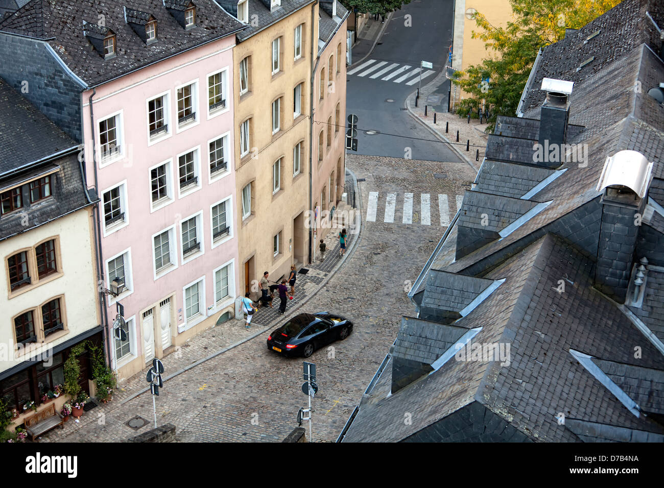 Blick auf die Häuser und Straßen der Unterstadt Grund, gesehen von der Corniche, Luxemburg, Europa Stockfoto
