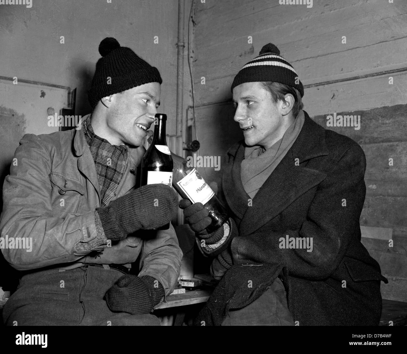 René Leudesdorff (l) und Georg von Hatzfeld klirrende Flaschen Weine. Bild von der Flak-Bunker auf der Insel Helgoland am 22. Dezember 1950. Stockfoto