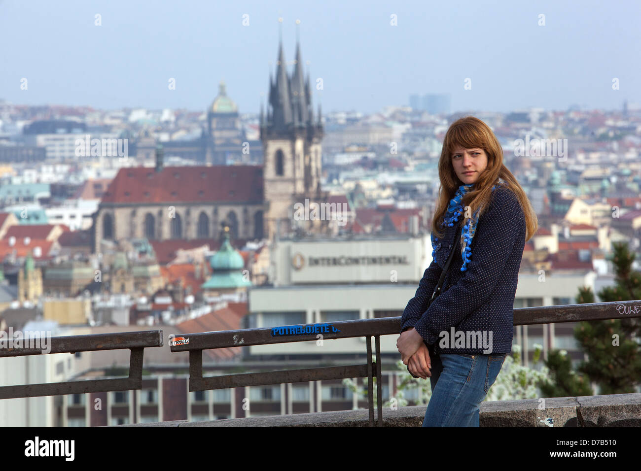 Blick auf die Tyn-Kirche unserer Lieben Frau vor Tyn in der Prager Altstadt vom Letna Park, junge Frau im Vordergrund Prag Tschechische Republik Europa Stockfoto