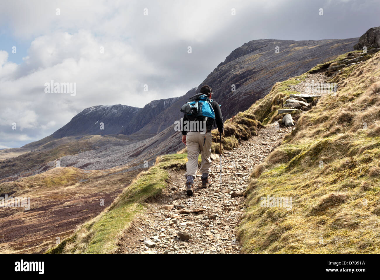 Ein Walker aufsteigend auf dem Pony Weg auf dem walisischen Berg Cadair Idris in Snowdonia-Nationalpark, Gwynedd, Wales, April 2013 Stockfoto
