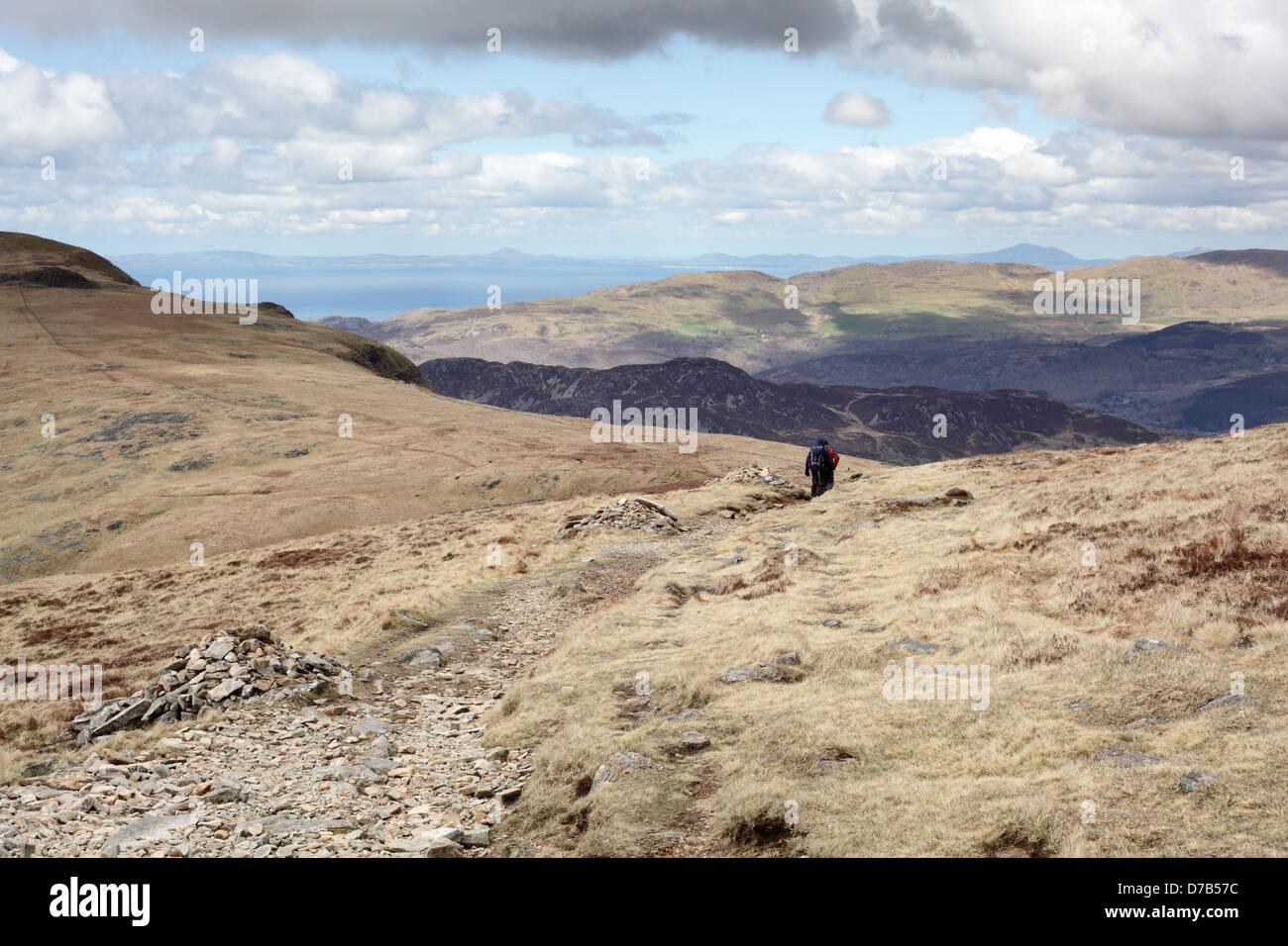 Ein Walker absteigend auf dem Pony Weg auf dem walisischen Berg Cadair Idris in Snowdonia-Nationalpark, Gwynedd, Wales, April 2013 Stockfoto