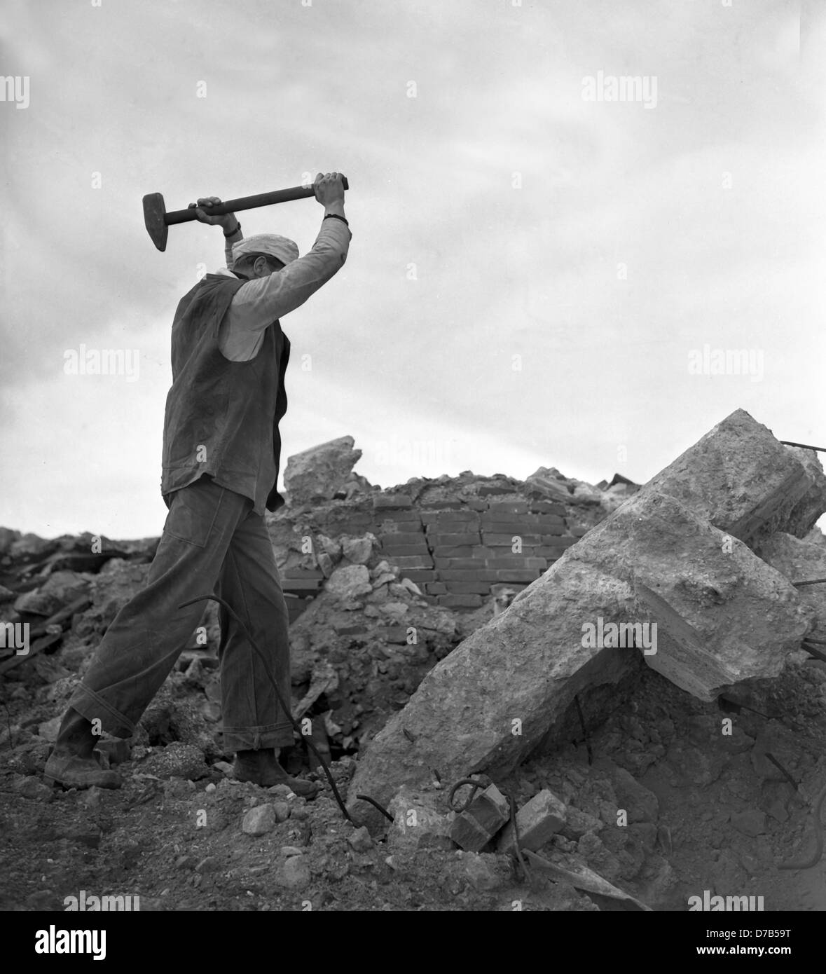 Mit den ersten Gästen feiern kommen die ersten Arbeiter auf Helgoland sowie mit den Aufräumarbeiten am 1. März 1952 beginnen. Dieser Tag wurde Helgoland von der britischen Regierung nach Deutschland zurückgegeben nach einem verbotenen, dead Zone und Bombe Übungsgelände der britischen Luftwaffe nach einer Bombardierung während des zweiten Weltkriegs und eine gewaltige Explosion geworden. Stockfoto