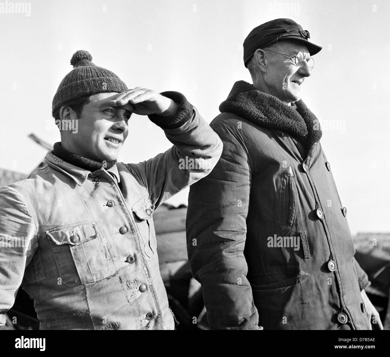 Zwei Männer aus Helgoland mit Blick auf die Zukunft ihrer Insel am 1. März 1952. An diesem Tag wurde die Insel Helgoland zurück nach Deutschland durch die britische Regierung begangen, nachdem es eine verbotene, Todeszone und eine Bombe Exerzierplatz der britischen Luftwaffe nach der Bombardierung im zweiten Weltkrieg wurde und eine schwere Strahlen. Stockfoto