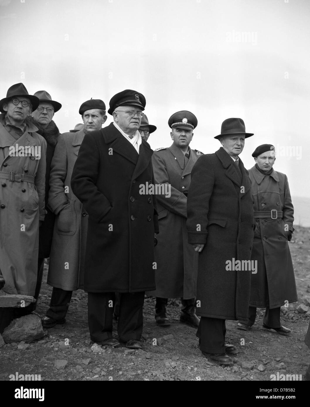 Für die Feierlichkeiten auf der Insel Helgoland am 1. März 1952 ist der Ministerpräsident von Schleswig-Holstein Friedrich Wilhelm Lübke (an der Front, schwarzen Mantel und Kappe des Kapitäns) neben vielen ehemaligen Vertriebenen und politischen Vertretern anwesend. Dieser Tag wurde Helgoland von der britischen Regierung nach Deutschland zurückgegeben nach einem verbotenen, dead Zone und Bombe Truppenübungsplatz nach einer Bombardierung während des zweiten Weltkriegs und eine gewaltige Explosion geworden. Stockfoto