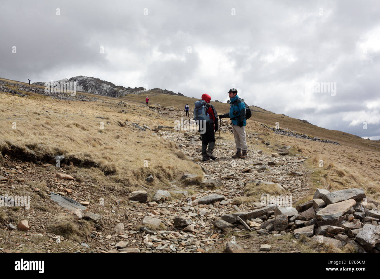 Wanderer, die aufsteigend auf dem Pony Weg auf dem walisischen Berg Cadair Idris in Snowdonia-Nationalpark, Gwynedd, Wales, April 2013 Stockfoto