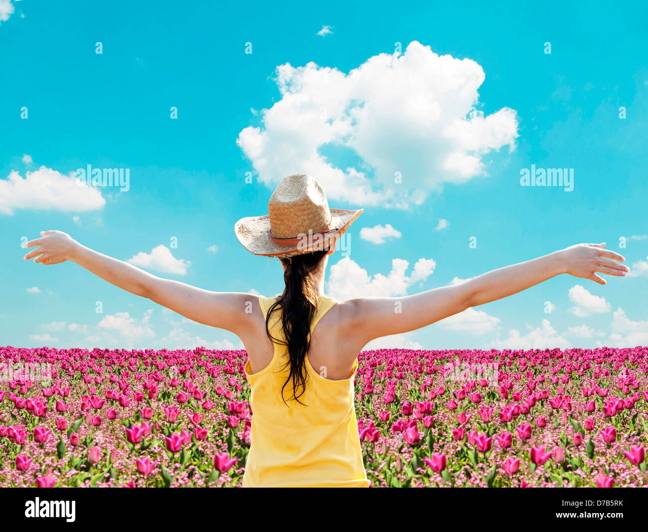 Mädchen, die ihre Arme ausbreitet in der Mitte Tulpenfeld - genießen Sie Natur-Konzept Stockfoto